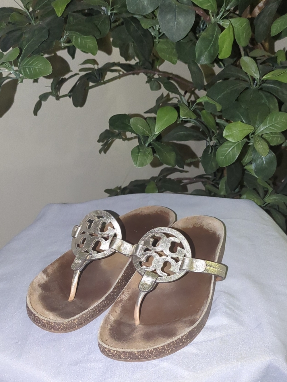 💥FINAL💥Tory Burch Metallic Gold Logo Thong Sandals